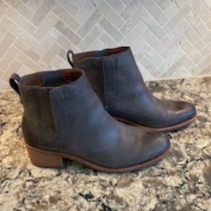 KORK-EASE Mindo Chelsea Bootie, Size 8, Grey Leather
